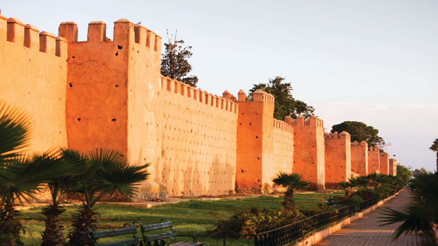 Allée le long des remparts de Marrakech